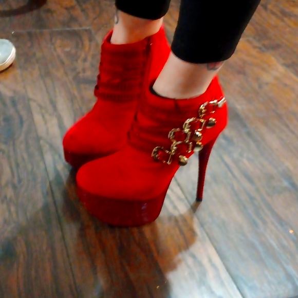 Red heels! - Picture 2 of 11